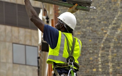 Scaffolder carrying materials after taking a COTS course