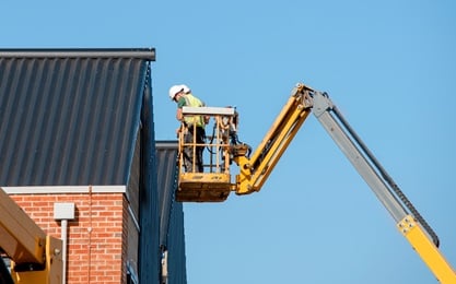 Individual using their knowledge from the IPAF 1b course.