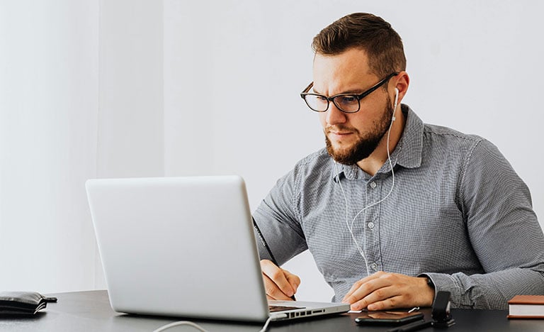 Man learning EUSR courses with 3B Training online via Zoom