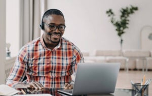 Employee on his laptop doing his Office induction eLearning 