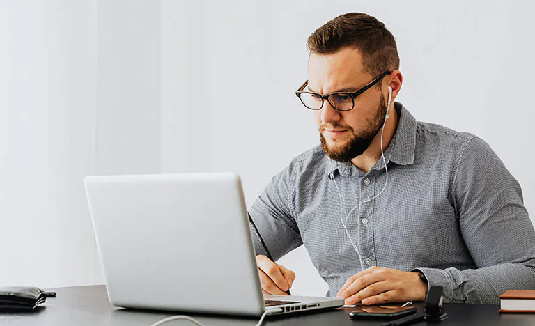 Man learning EUSR courses with 3B Training online via Zoom
